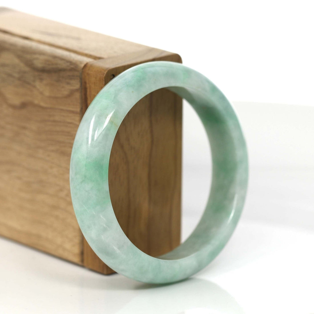 How to Showcase the Timeless Elegance of a Jade Bracelet